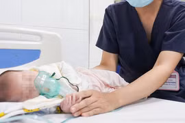 Ho gà trở lại: hơn 400 trẻ đi viện, nhiều trẻ thở máy