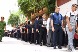 Hàng dài Nhân dân xếp hàng viếng Tổng Bí thư Nguyễn Phú Trọng ở quê nhà