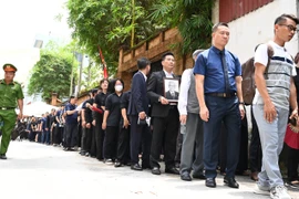 Hàng dài Nhân dân xếp hàng viếng Tổng Bí thư Nguyễn Phú Trọng ở quê nhà