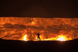 Bí ẩn “cổng địa ngục” cháy liên tục suốt hơn 50 năm giữa sa mạc