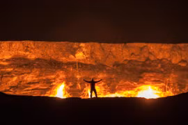 Bí ẩn “cổng địa ngục” cháy liên tục suốt hơn 50 năm giữa sa mạc