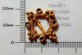 Bất ngờ tìm thấy "báu vật" lúc dò kim loại trên bãi đất trống