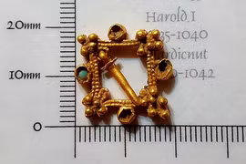 Bất ngờ tìm thấy "báu vật" lúc dò kim loại trên bãi đất trống