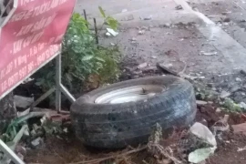 Nữ công nhân quét rác bất ngờ bị ô tô tông trọng thương