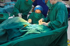 Đi khám rong kinh, trẻ 11 tuổi phát hiện có 2 buồng tử cung