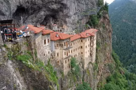 Khám phá tu viện gần 2.000 tuổi nằm ở vị trí không thể tin nổi