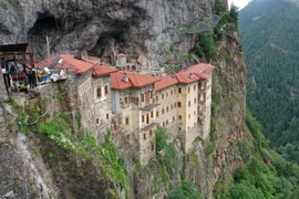 Khám phá tu viện gần 2.000 tuổi nằm ở vị trí không thể tin nổi