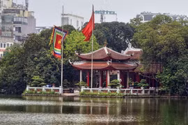Khám phá 8 địa điểm tâm linh "hút" khách quốc tế ở Hà Nội