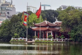 Khám phá 8 địa điểm tâm linh "hút" khách quốc tế ở Hà Nội