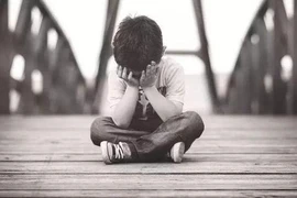 Va chạm khi đá bóng, bé trai 13 tuổi suýt phải cắt tinh hoàn