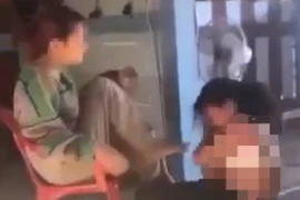 Clip nữ sinh bị nhóm bạn lột áo, đánh hội đồng gây phẫn nộ