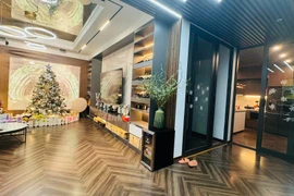 Ngắm biệt thự 3 mặt tiền bề thế giữa Hà Nội của Hồng Đăng