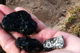 Tưởng nhặt trúng đá quý, ai ngờ nhận "kết đắng" 