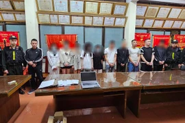 Đột kích quán karaoke, bắt quả tang nhóm nam nữ đang "thác loạn"