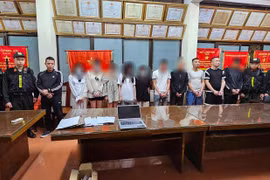 Đột kích quán karaoke, bắt quả tang nhóm nam nữ đang "thác loạn"