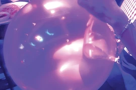 Hít bóng cười, thiếu nữ 20 tuổi mất cảm giác chân 