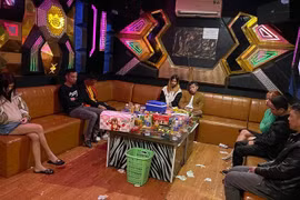 Bắt quả tang 9 nam, nữ đang "bay lắc" trong quán karaoke Sông Quê