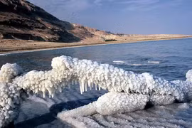 Giải mã hiện tượng "tuyết ấm" kỳ lạ của biển Chết