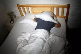 Tại sao hay trở mình khi ngủ, nằm yên hay trở mình tốt cho sức khỏe?