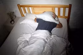 Tại sao hay trở mình khi ngủ, nằm yên hay trở mình tốt cho sức khỏe?