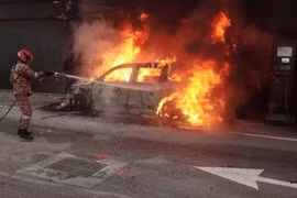 Mercedes-Benz EQB điện bất ngờ bốc cháy dữ dội khi đang sạc