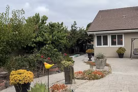 Ngắm khu vườn ngập hoa trái của Hà Thanh Xuân tại Mỹ