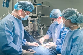 Bé 11 tuổi bị kính cắt đứt mạch máu, bác sĩ hướng dẫn cách sơ cứu 