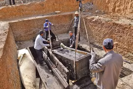 Khai quật mộ cổ, phát hiện thi thể phụ nữ đeo mặt nạ