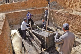 Khai quật mộ cổ, phát hiện thi thể phụ nữ đeo mặt nạ