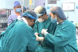 Trẻ ngã vào cạnh chậu hoa vỡ lách