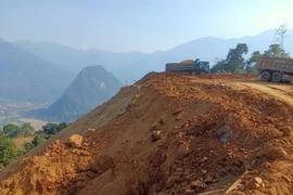 Bắc Kạn: Tái diễn đổ đất, đá thải bừa bãi