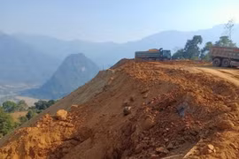 Bắc Kạn: Tái diễn đổ đất, đá thải bừa bãi