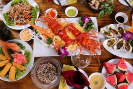 Làm gì để phòng tránh ngộ độc thực phẩm khi đi du lịch?