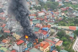 Hai ngôi nhà ở Hà Nội cháy ngùn ngụt, khói đen bốc cao