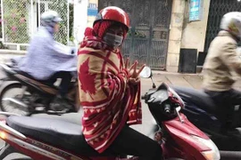 Muôn kiểu trùm chăn đi xe máy những ngày giá rét gây tranh cãi