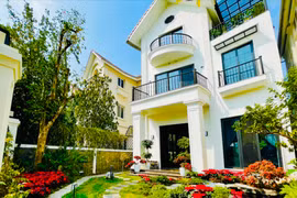 Cận cảnh biệt thự ven hồ 60 tỷ của Lã Thanh Huyền