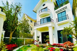 Cận cảnh biệt thự ven hồ 60 tỷ của Lã Thanh Huyền