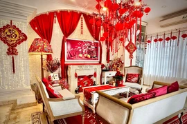 Biệt thự đỏ rực đón Tết của siêu mẫu Thúy Hạnh