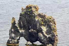 Khối đá khổng lồ có hình dáng giống hệt quái thú ở Iceland