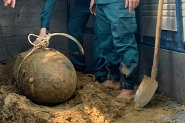 Thi công mương thoát nước, bất ngờ phát hiện quả bom 340kg giữa lòng thành phố