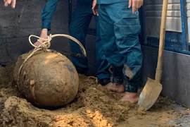 Thi công mương thoát nước, bất ngờ phát hiện quả bom 340kg giữa lòng thành phố