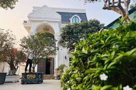 Ngắm biệt thự đồ sộ 1.000m2 của nghệ sĩ Quang Tèo