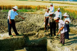 Phát hiện vật thể lấp lánh dưới ao, cảnh sát lập tức điều tra