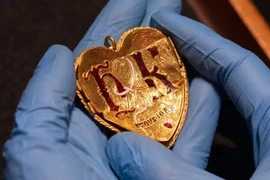 Dò kim loại trên cánh đồng, bất ngờ phát hiện "kho báu" vàng giá trị