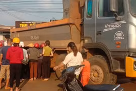 Mẹ ôm thi thể con trai khóc ngất sau tai nạn