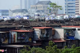 “Bom tấn” chi chít trên nóc nhà tập thể Hà Nội