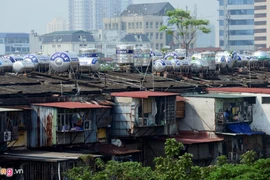 “Bom tấn” chi chít trên nóc nhà tập thể Hà Nội