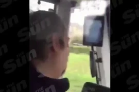 Đùa với tử thần, tài xế vừa lái xe vừa ngủ gật