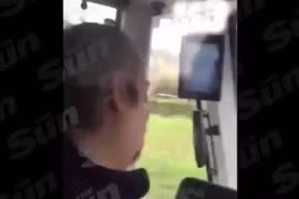 Đùa với tử thần, tài xế vừa lái xe vừa ngủ gật