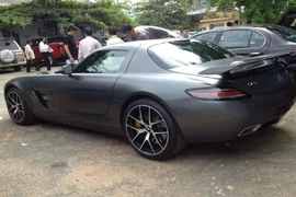 Siêu xe "cánh chim" nhà chồng Hà Tăng đeo biển số trắng